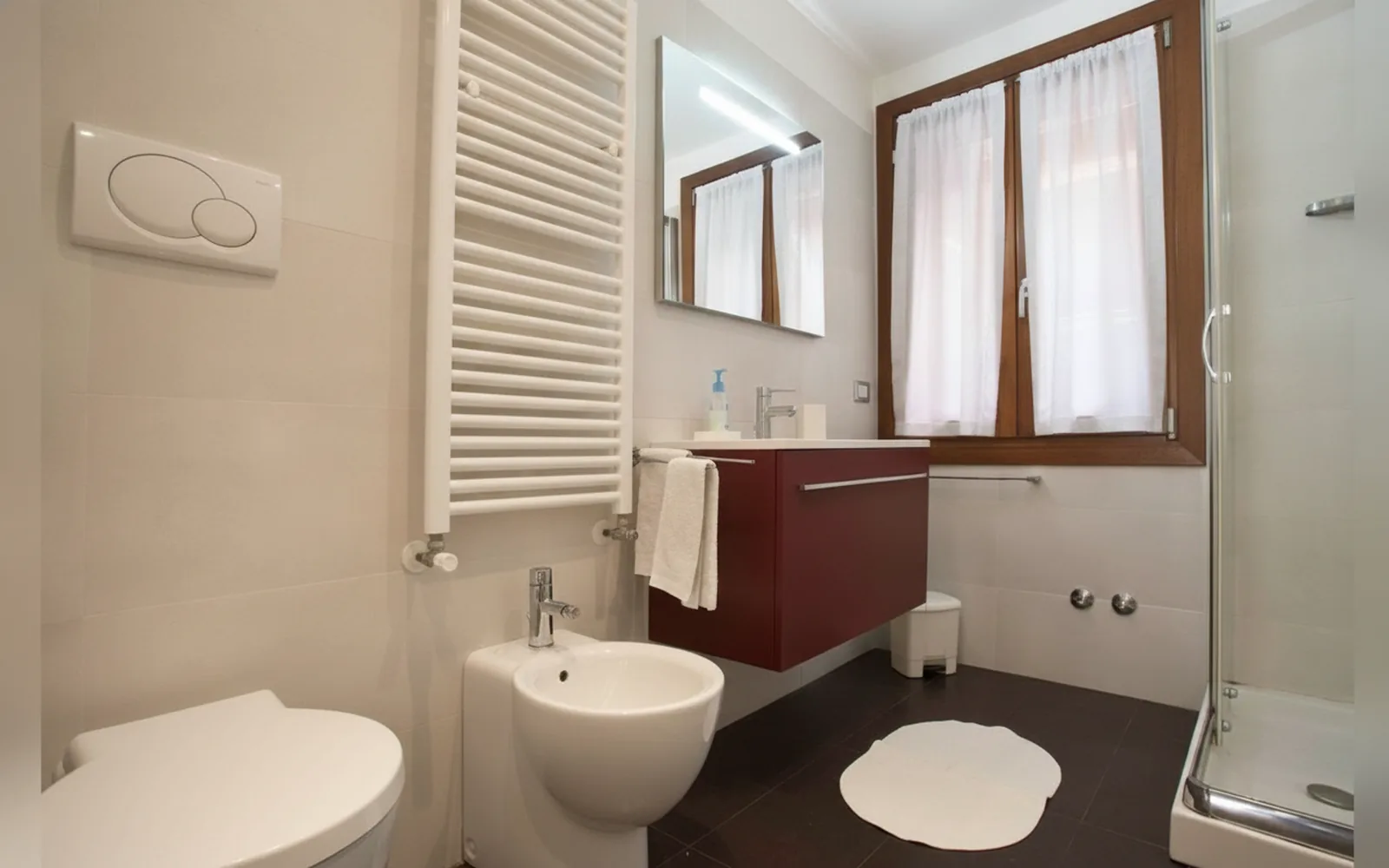 Camera con bagno privato — Cà dell'Ambasciatore, Venezia (Veneto) (foto 43)