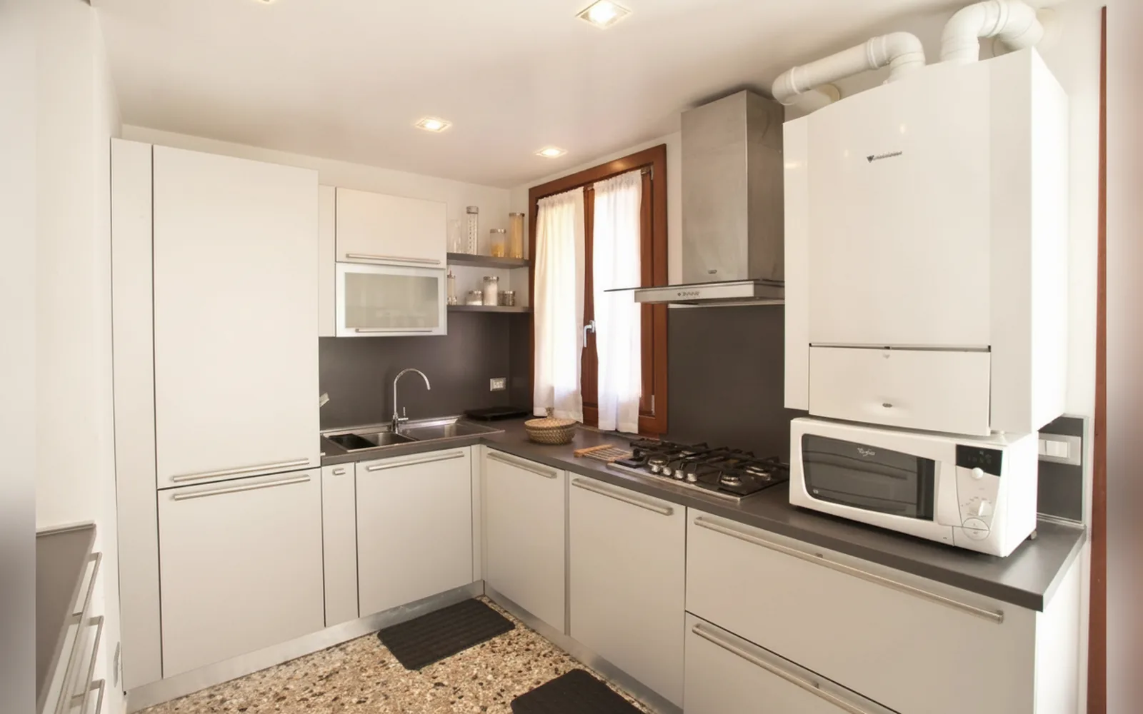 Camera con bagno privato — Cà dell'Ambasciatore, Venezia (Veneto) (foto 50)